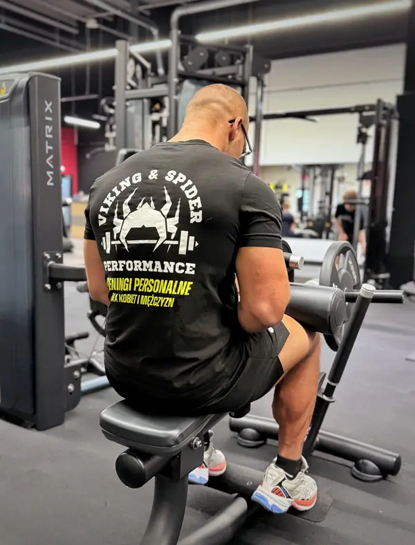 Logo Viking & Spider Performance na koszulce trenera